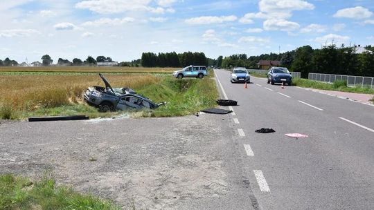 Dachowanie mitsubishi skończyło się tragicznie dla motorowerzysty 