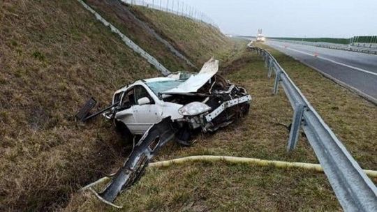 Dachowanie na drodze S17. Mężczyzna został przewieziony do szpitala [zdjęcia]