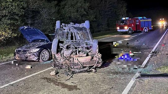 Dachowanie na drodze wojewódzkiej. Dwie osoby trafiły do szpitala