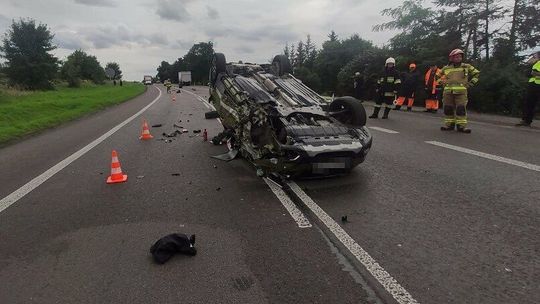Dachowanie na środku drogi w Krasnymstawie. Wypadek wygląda bardzo groźnie