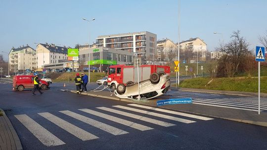 Dachowanie na ul. Węglarza w Lublinie. Mężczyzna i dziecko w szpitalu