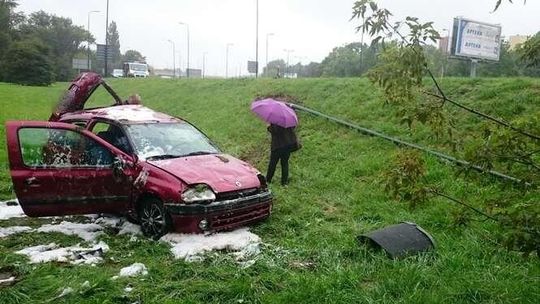 Dachowanie renault. Ściął latarnię i spadł z al. Solidarności (zdjęcia)