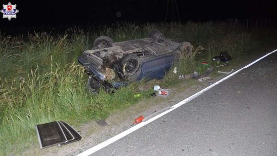 Dachowanie samochodu. Kierowca nie wie jak to się stało, a policja znalazła coś w jego portfelu