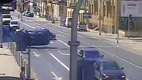 Dachowanie samochodu na ul. Kunickiego. Nagranie z monitoringu