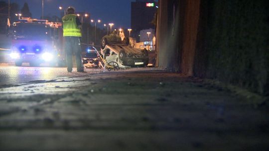 Dachowanie samochodu w Łodzi. Kierowca zmarł (wideo)