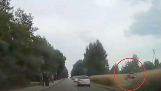 Dachowanie samochodu w zbożu niedaleko Lublina