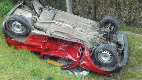 Dachowanie seicento w Kawęczynie. Kierowcę zabrał śmigłowiec