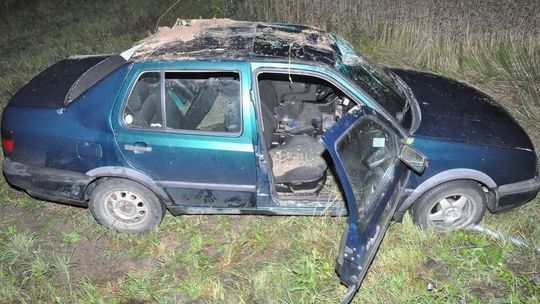 Dachowanie volkswagena w Kolonii Trębaczów. Kobieta ranna