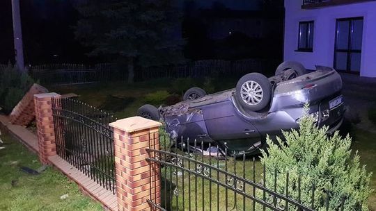 Dachowanie w ogródku. Policja szuka kierowcy rozbitego auta [zdjęcie]
