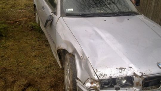 Dachujące bmw przeleciało obok mężczyzny. Kierowca pijany