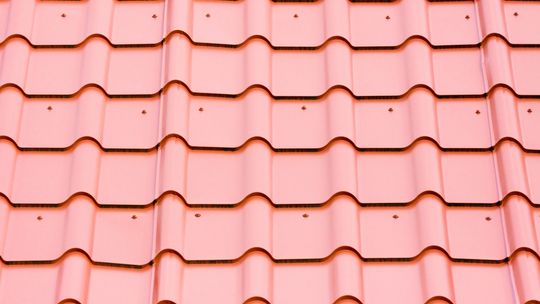 Dachy do zadań specjalnych. 7 zalet gontów blaszanych z posypką wulkaniczną