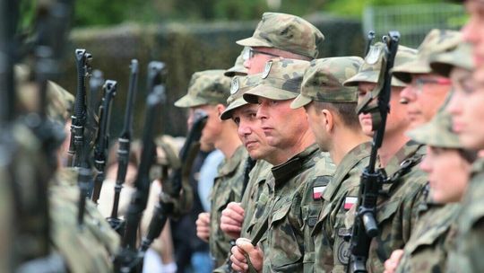 Dają 4,5 tys. zł na rękę. Tylko trzeba założyć kamasze. Wielu chętnych do wojska