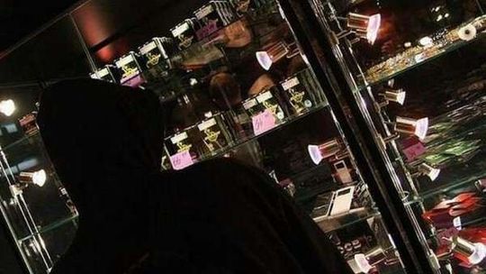 Dał koleżankom \"cząstkę boga\". Nastolatki trafiły do szpitala