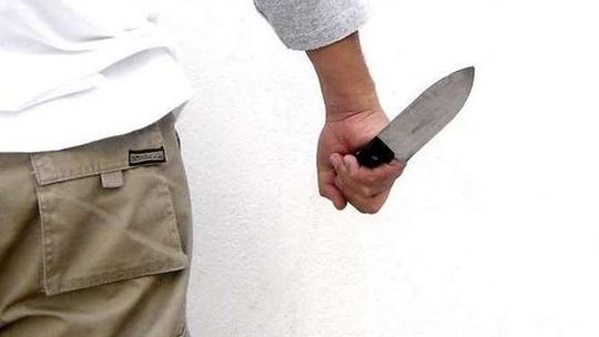 Dał mu nóż żeby zrobił sobie kanapkę. Chwilę później miał ostrze wbite w kark