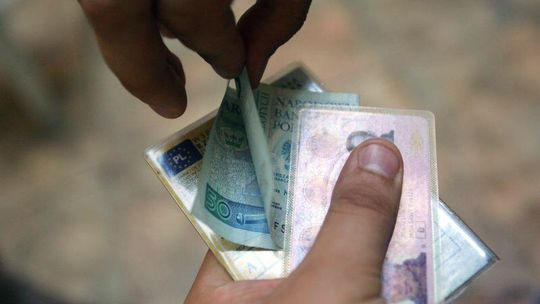 Dał policjantom 700 zł łapówki, chociaż nic nie zrobił