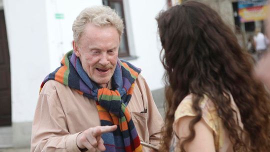 Daniel Olbrychski na festiwalu Dwa Brzegi w swetrze w tęczowe paski [zdjęcia]