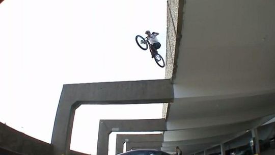 Danny MacAskill to rowerowy akrobata. Obejrzały go miliony (wideo)