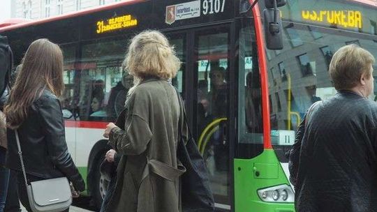 Darmowa komunikacja miejska: Dla wszystkich uczniów, czy tylko z podstawówek i gimnazjów?