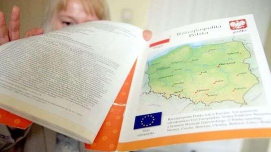 Darmowe podręczniki rozpadają się dzieciom w rękach. Miały wystarczyć na trzy lata