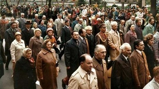 Dawne pochody pierwszomajowe w Puławach. W kolorze. Zdjęcia