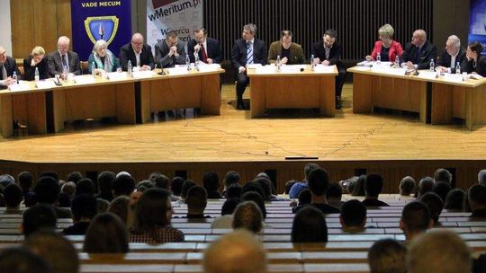 Debata z językiem angielskim w tle