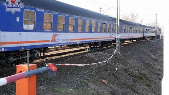 Dęblin. Dróżnik zatrzymany ws. śmiertelnego wypadku na torach. Rogatki były podniesione?