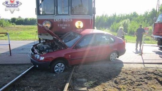 Dęblin. Samochód wjechał pod pociąg, kierowca wyszedł bez szwanku