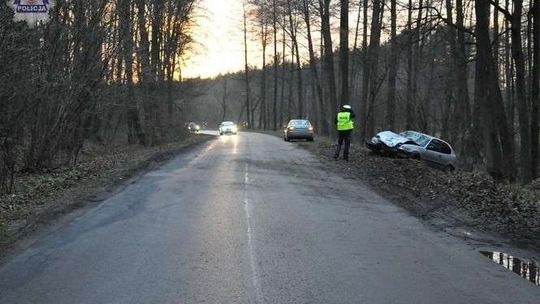 Dęblin: Toyota na zakręcie wypadła z drogi