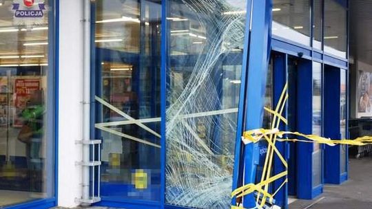 Dęblin: Wjechał samochodem w Lidla