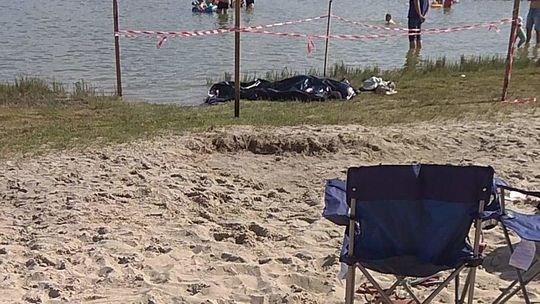 Dębowy Las. Grill, leżaczki, pluskające się dzieci. A obok zwłoki topielca