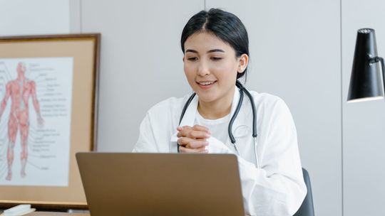 Dekada zmian. Jak polskie przepisy zdrowotne nadążają za światowymi trendami?