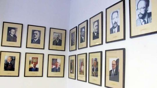 Dekomunizacja u wojewody. Flagę Unii Europejskiej wyprowadzić!