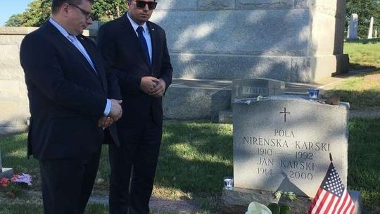 Delegacja „Lotu” na grobie Jana Karskiego