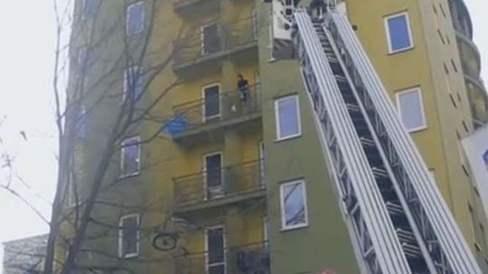 Demolka w akademiku w Lublinie. Rower i ubrania wyleciały przez okno