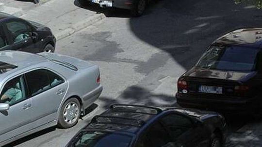Demolowali auta na parkingu na Kalinie