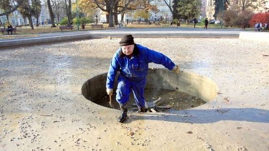 Demontaż fontanny na placu Litewskim (zdjęcia)