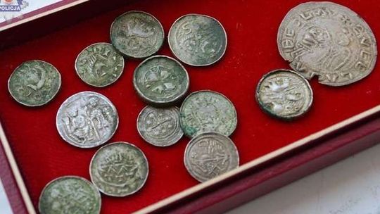 Denary z wizerunkiem Bolesława Śmiałego znalezione w mieszkaniu w Puławach