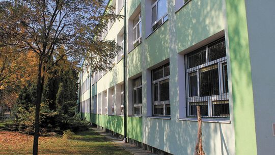 Dendrofon w puławskiej szkole już jest, na ścieżkę sensoryczną czekają