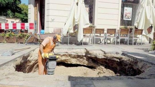 Deptak zapadł się przez wyciekającą wodę