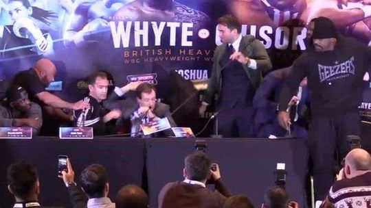 Dereck Chisora rzucił w rywala stołem (wideo)
