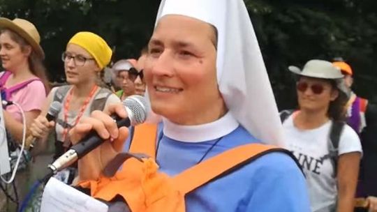 "Despacito" na pielgrzymce. Nietypowe wykonanie hitu (wideo)