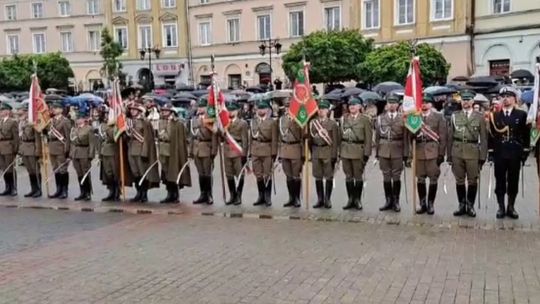 Funkcjonariusze Straży Granicznej podczas centralnych obchodów 35-lecia formacji na Placu Zamkowym w Lublinie. Mimo deszczowej pogody w uroczystościach uczestniczyły setki osób, a ponad 300 funkcjonariuszy otrzymało pierwszy stopień oficerski.