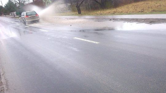 Deszcz obnażył fuszerkę na niedawno wyremontowanej drodze