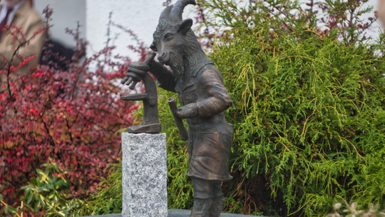 Diagnosta z mikroskopem - koziołek-badacz pojawił się w Lublinie 