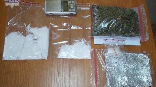 Dilerka narkotyków ze szkolnego sekretariatu stanęła przed sądem. Proces może być krótki