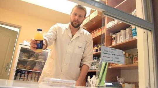 "Dilują" chrupkami i kawą. Sklepiki szkolne kombinują i czekają na zmiany