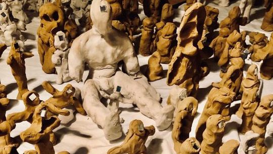 „Dionizos360”: Gliniany chór na Wirydarzu CK