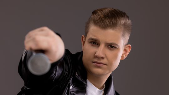 Lider zespołu Prezydent z mikrofonem