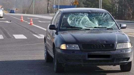 DK 19: Audi potrąciło młodego mężczyznę na przejściu dla pieszych