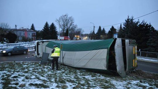 DK19: Ciężarówka przewróciła się na rondzie (zdjęcia)